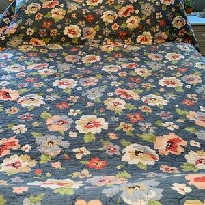 Home Classics Floral Reversible quilt